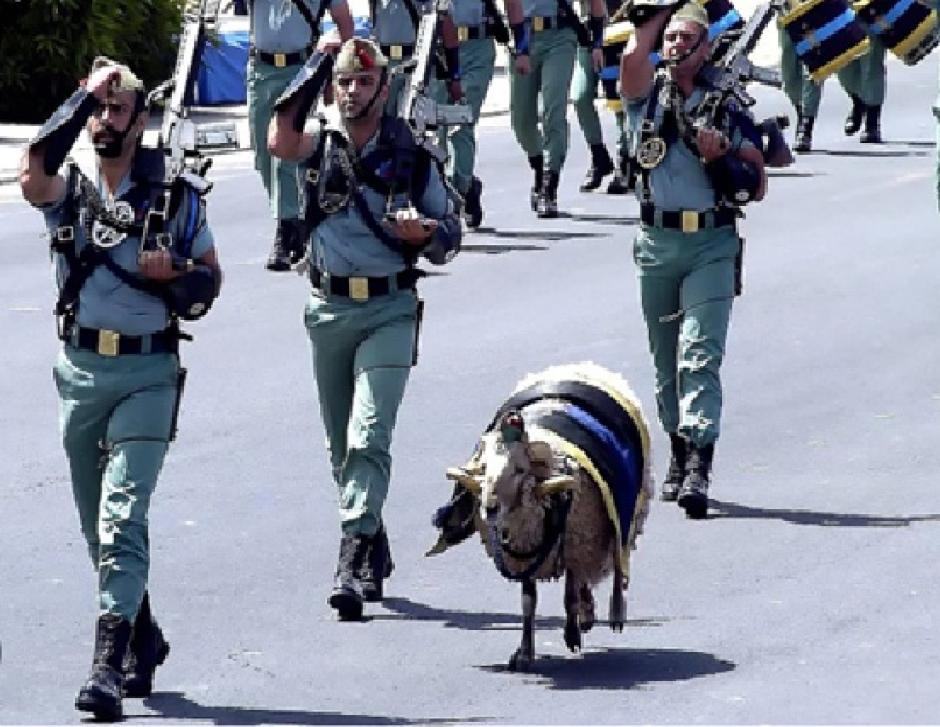 Los legionarios con la cabra que ilusionaba a los chiquillos y mayores