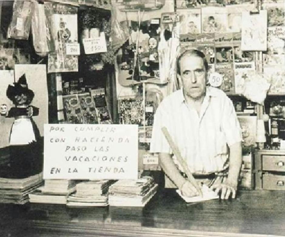 El amigo Leal en su establecimiento con el bolígrafo en la mano