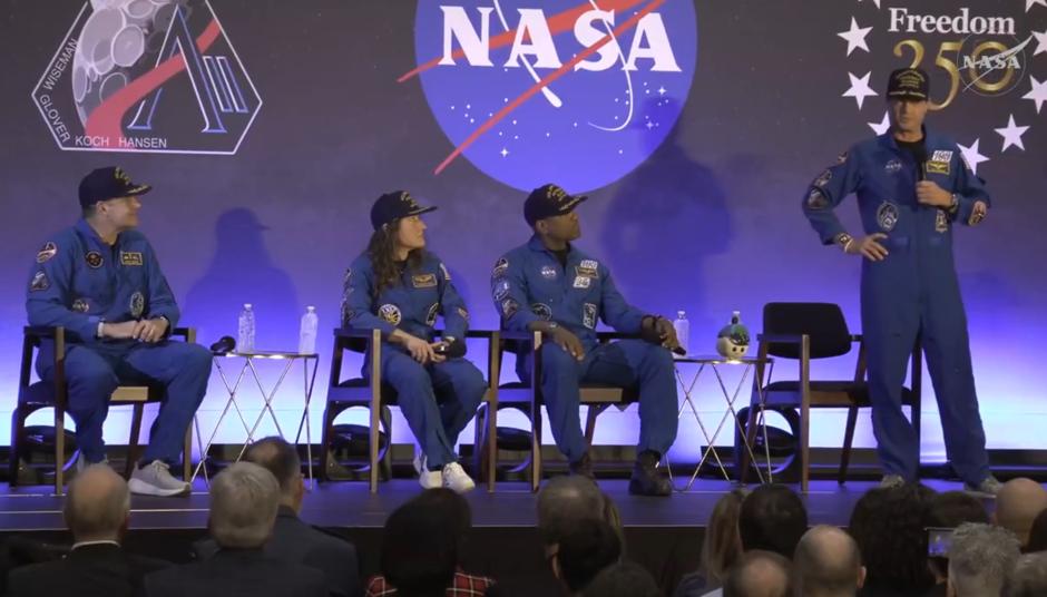 Los astronautas de Artemis II hablando durante un evento este sábado, en Houston (Estados Unidos)
