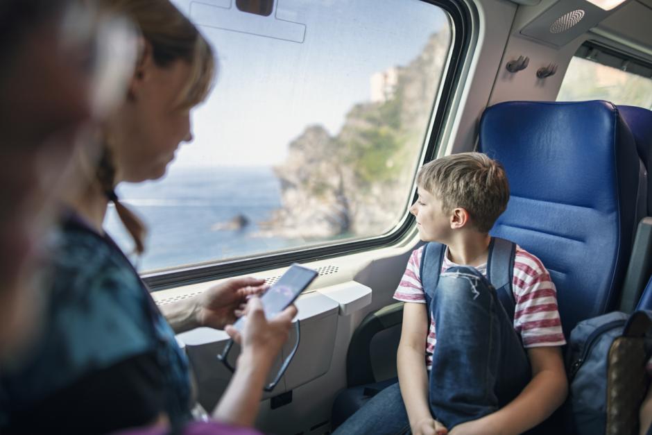 Madre e hijo viajando en tren en Cinque Terre