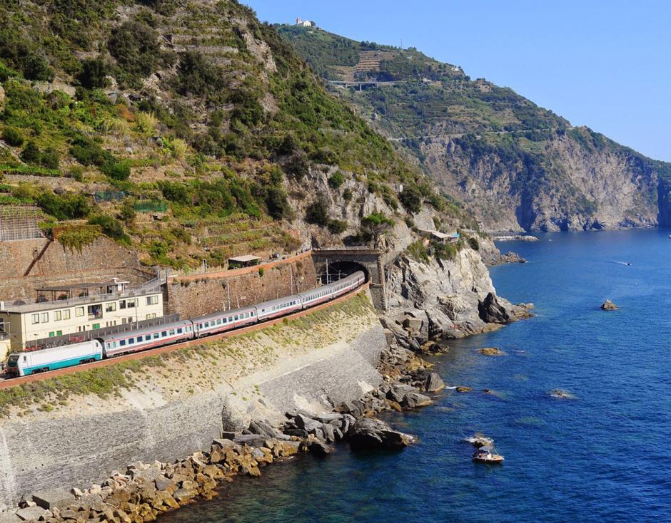 El tren conecta los pueblos en una ruta realmente preciosa