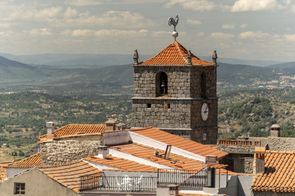 Torre de Lucano con el Gallo de Plata otorgado a Monsanto por ser 'el pueblo más portugués de Portugal'