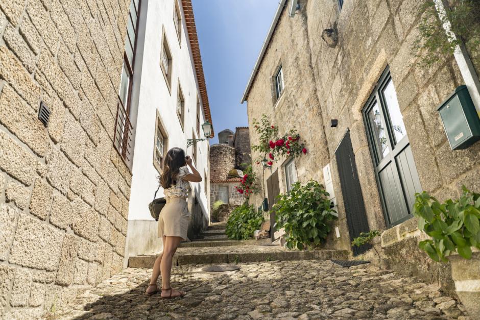 Bonita calle en la parte antigua de Monsanto