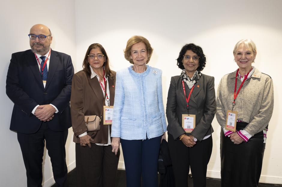La Reina Sofía, con los responsables del congreso de alzheimer de Lyon