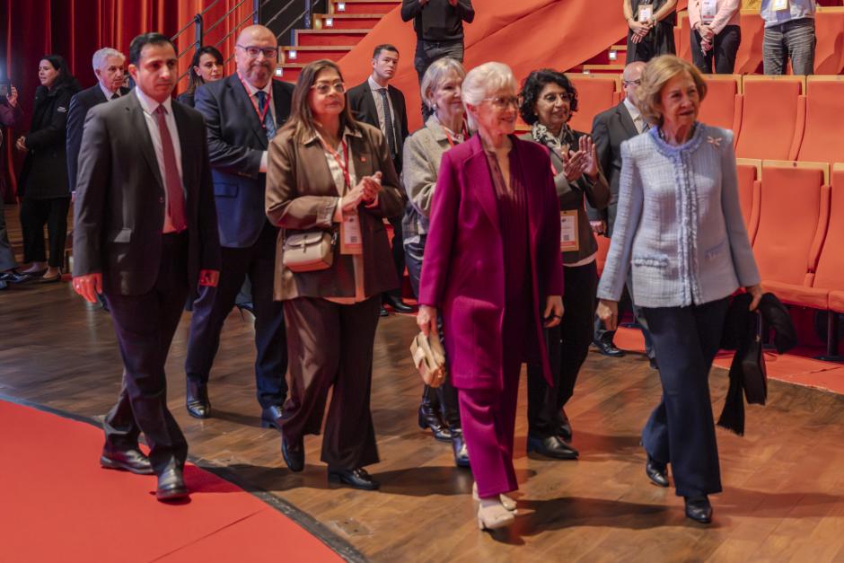 Doña Sofía y la Princesa Muna de Jordania, a su llegada al congreso internacional