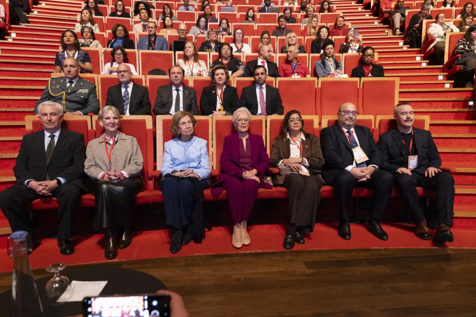 Doña Sofía asiste a la sesión plenaria de la conferencia de alzheimer