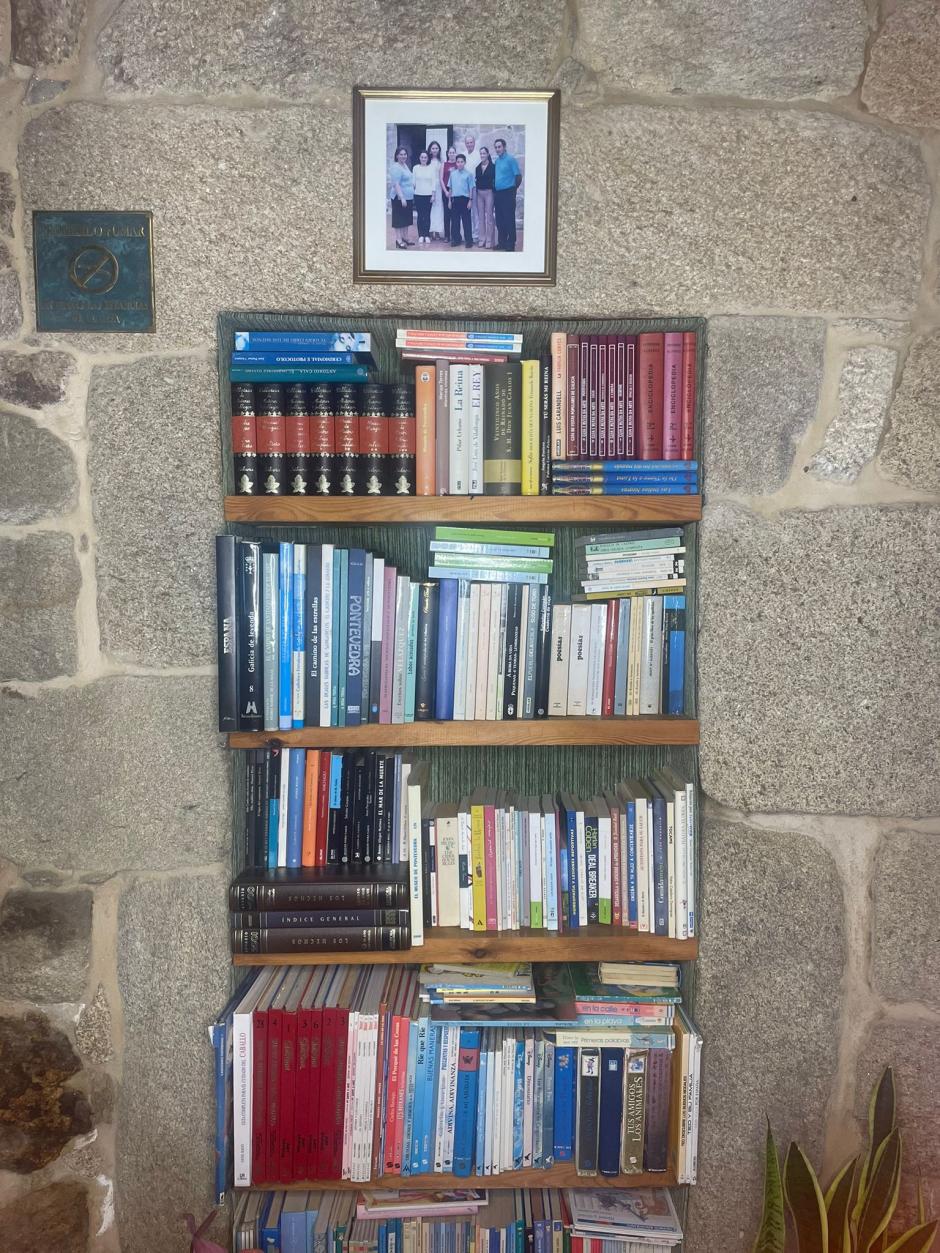 Fotografía del Rey Juan Carlos situada encima de una librería de Casa do Sear
