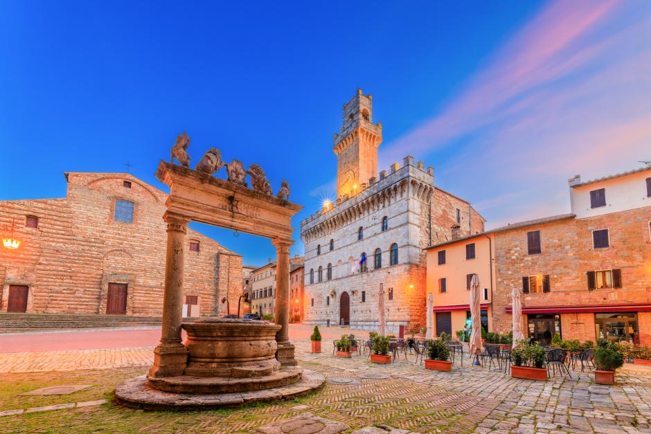 Piazza Grande de Montepulciano con el Pozo de los Grifos y los Leones