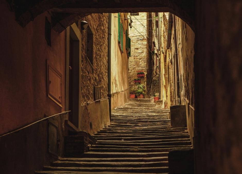 Estrecho callejón de piedra en Montepulciano
