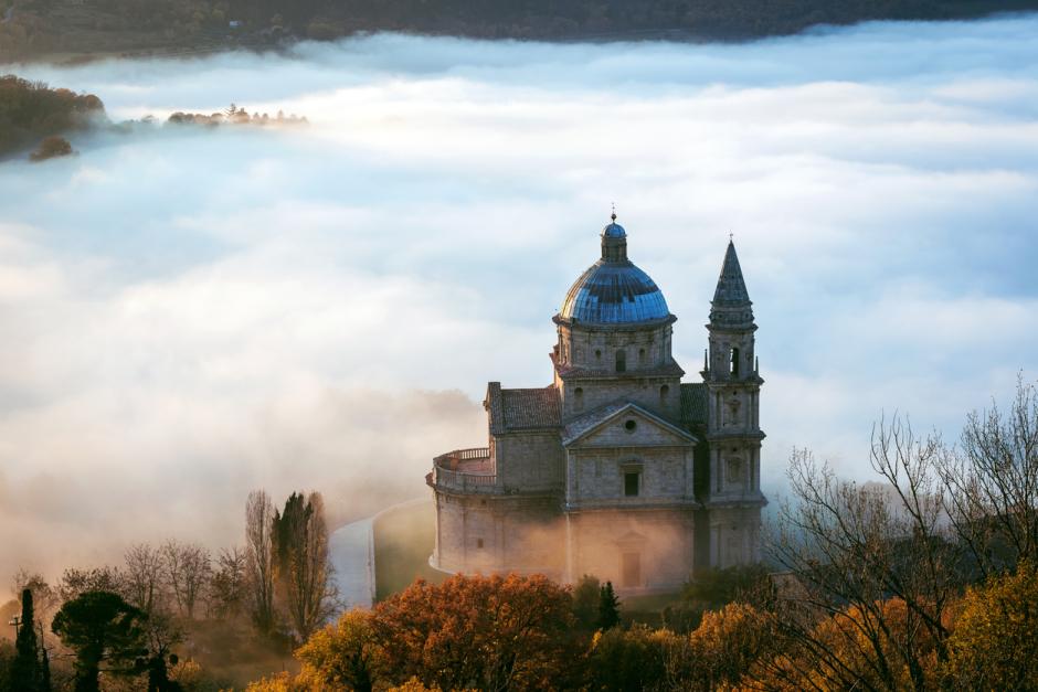 Templo de San Biagio entre la niebla, como una escena de cine