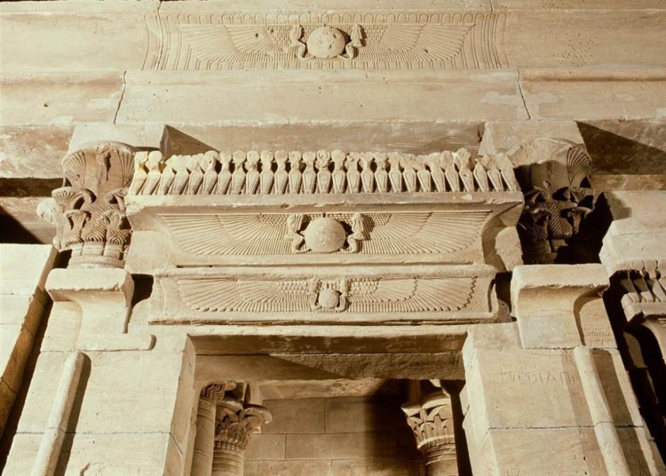 Decoración superior de la fachada del templo