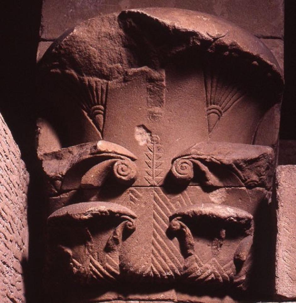 Capitel del templo decorado con motivos vegetales, el centro está decorado con la flor de la diosa Isis