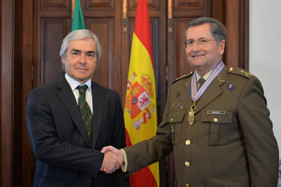 El ministro de Defensa portugués, Nuno Melo, en presencia de las principales autoridades del ministerio y del Embajador de España en Portugal Juan Fernández Trigo, condecoró al JEME