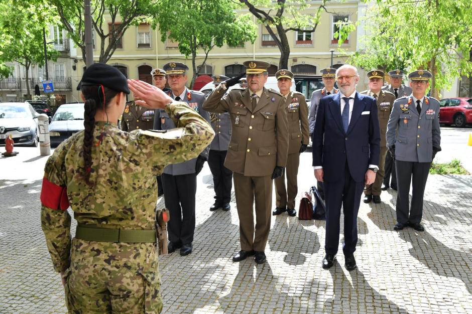 La visita oficial del JEME a Portugal ha permitido oficializar el hermanamiento entre las
Academias Militares de ambos ejércitos
