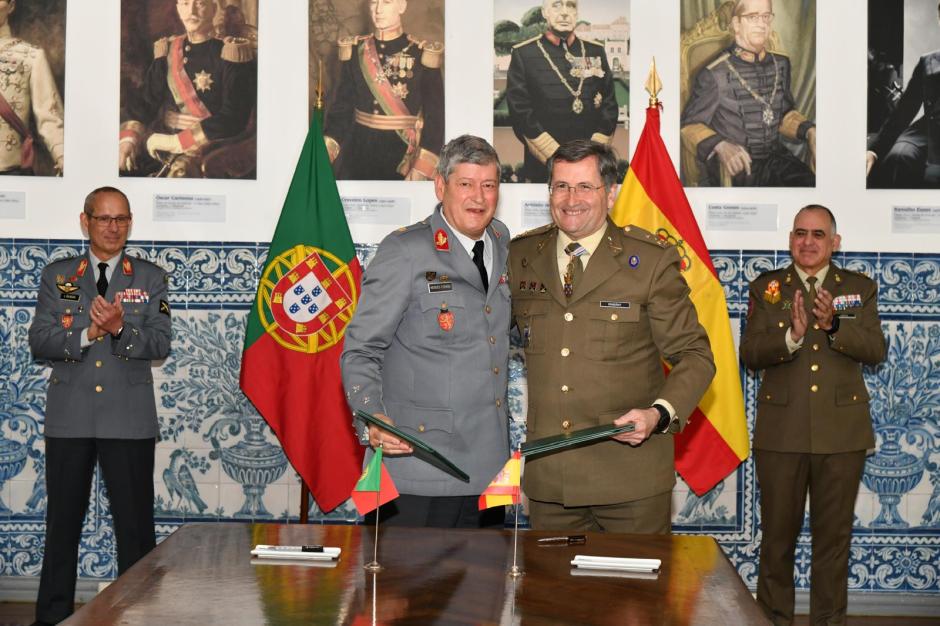 El Jefe de Estado Mayor del Ejército (JEME), General de Ejército Amador Enseñat y Berea, con su homólogo portugués, el General de Ejército Eduardo Manuel Braga da Cruz Mendes-Ferrão