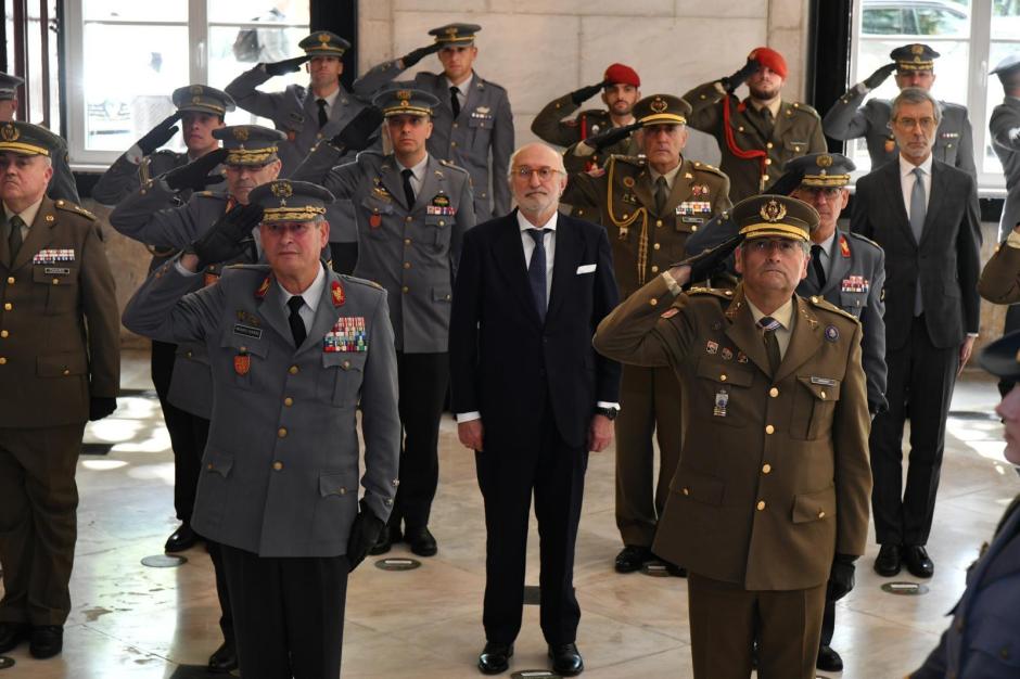 El JEME visitó también la Academia Militar de Portugal en Lisboa, donde firmó junto a su homólogo portugués el acuerdo de hermanamiento entre las academias militares de ambos países
