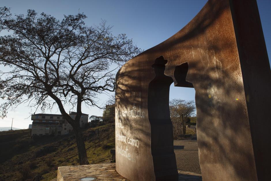 Monumento en honor a Machado y Leonor situado en El Mirón, lugar frecuentado por Machado durante su estancia en Soria