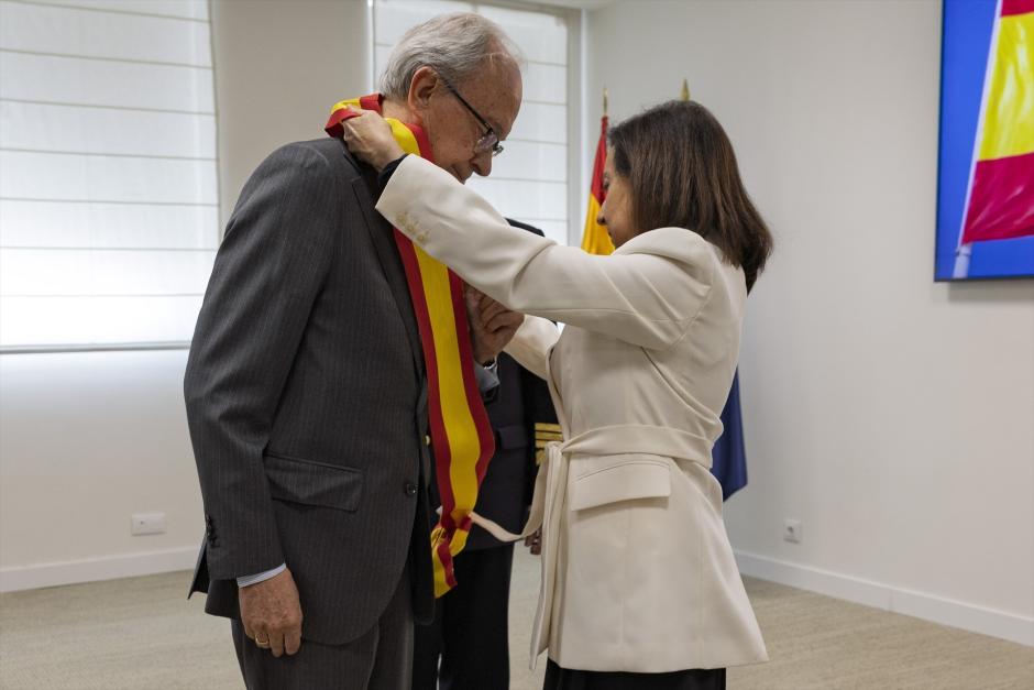 La ministra de Defensa, Margarita Robles, impone  la Gran Cruz del mérito naval al exmagistrado José Alberto Fernández Rodera