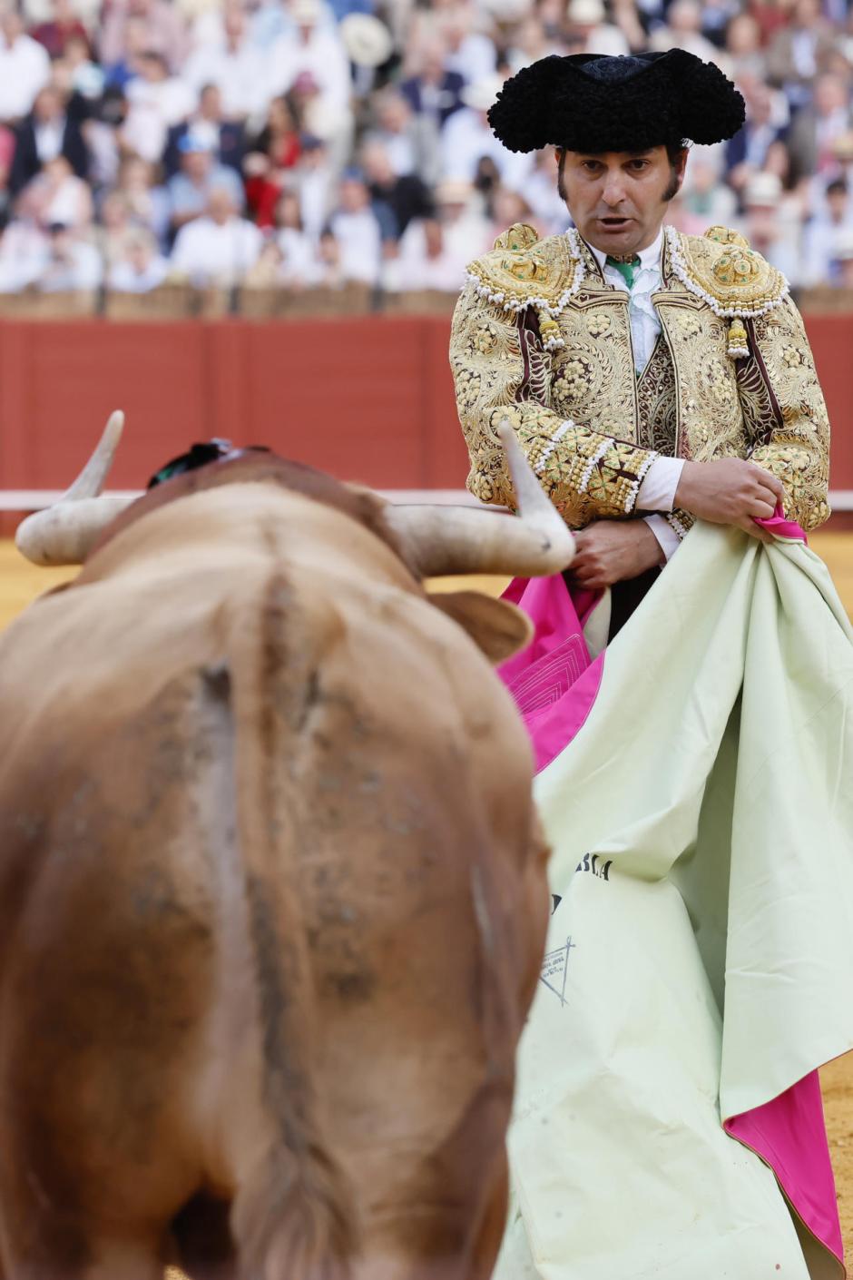 Imagen de Morante, preparándose para citar a ese segundo toro de su lote cuarto de la tarde
