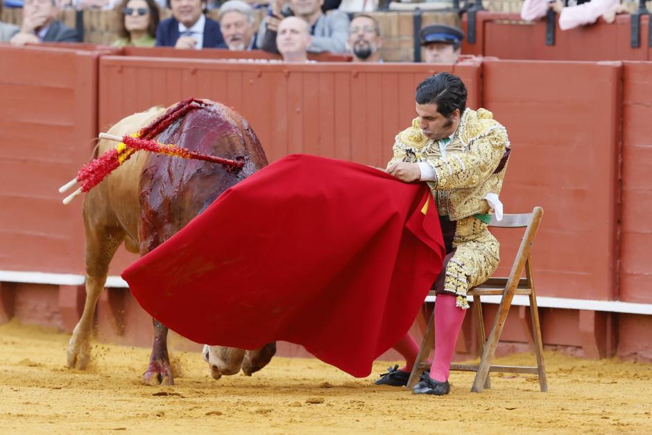 Morante de la Puebla también toreó desde una silla tras el tercio de banderillas.