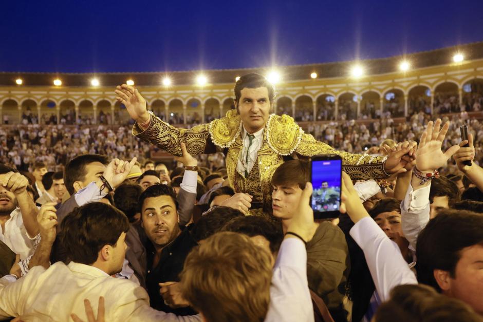 Tras la corrida, cientos de personas, muchos de ellos jóvenes, se han lanzado al ruedo para sacar a hombros por la Puerta del Príncipe, a pesar de no haber cortado los trofeos necesarios para ellos. Finalmente, ha salido por la puerta de cuadrillas entre una multitud que lo ha llevado hasta su furgoneta, aparcada a la salida.