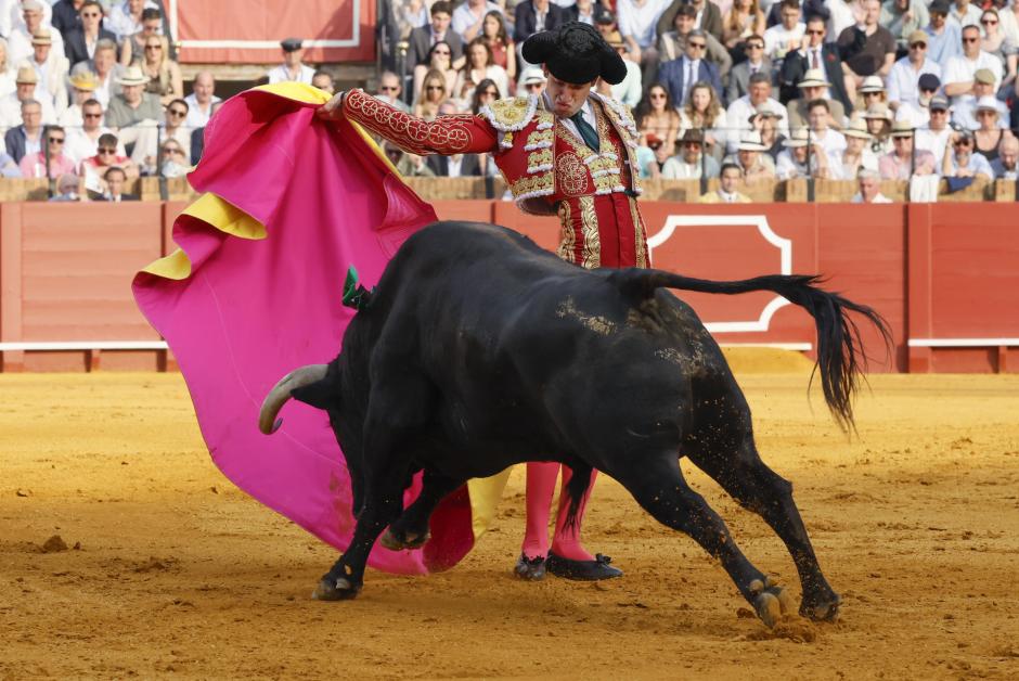 Víctor Hernández, con el primero de su lote (al que cortó una oreja), toreando con ese estilo por el que le comparan con José Tomás