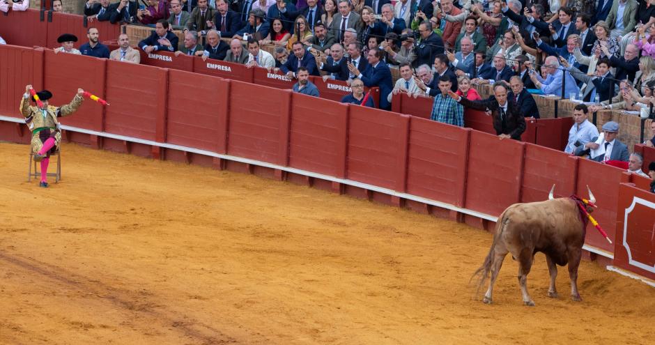 Morante de la Puebla sentado en una silla para poner banderillas