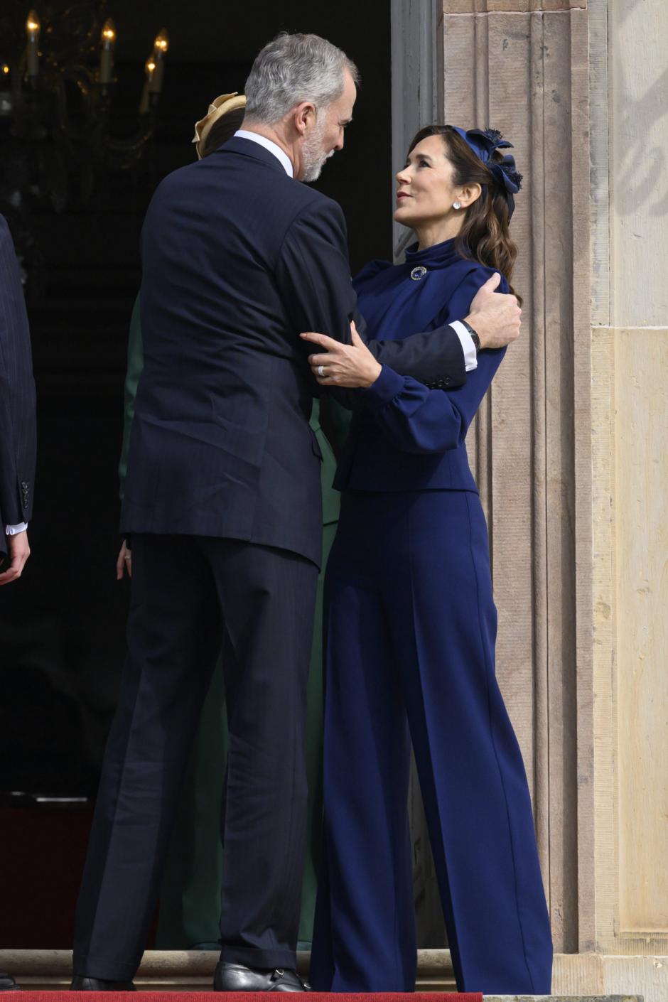 Cariñoso saludo del Rey a la Reina Mary de Dinamarca