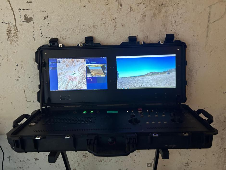 Monitores de control del dron terrestre Adriano de Alisys Robotics instalados en el campo de maniobras de Viator (Almería)