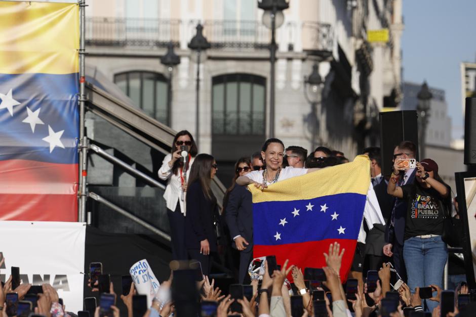 MADRID, 18/04/2026.- María Corina Machado, la líder opositora venezolana y premio Nobel de la Paz, durante un encuentro con la comunidad de su país en España, este sábado en la Puerta del Sol, en Madrid. EFE/ Javier Lizón