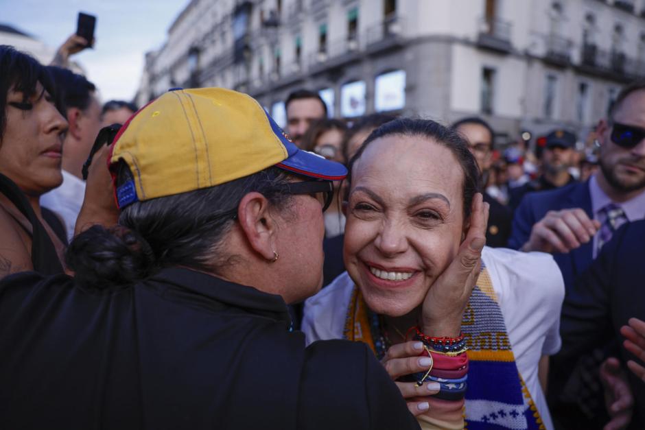 MADRID, 18/04/2026.- María Corina Machado, la líder opositora venezolana y premio Nobel de la Paz, durante un encuentro con la comunidad de su país en España, este sábado en la Puerta del Sol, en Madrid. EFE/ Javier Lizón