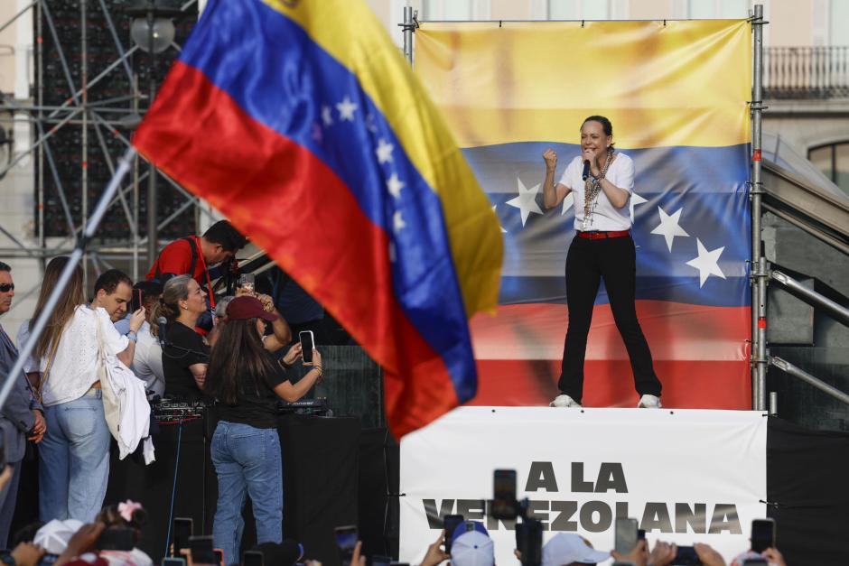 MADRID, 18/04/2026.- María Corina Machado, la líder opositora venezolana, durante un encuentro con la comunidad de su país en España, este sábado en la Puerta del Sol, en Madrid. EFE/ Javier Lizón