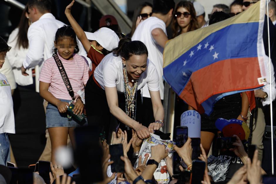 MADRID, 18/04/2026.- María Corina Machado, la líder opositora venezolana, durante un encuentro con la comunidad de su país en España, este sábado en la Puerta del Sol, en Madrid. EFE/ Javier Lizón