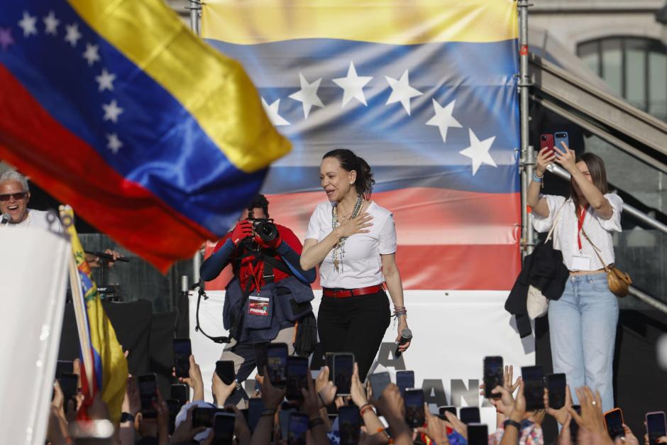 MADRID, 18/04/2026.- María Corina Machado, la líder opositora venezolana y premio Nobel de la Paz, durante un encuentro con la comunidad de su país en España, este sábado en la Puerta del Sol, en Madrid. EFE/ Javier Lizón