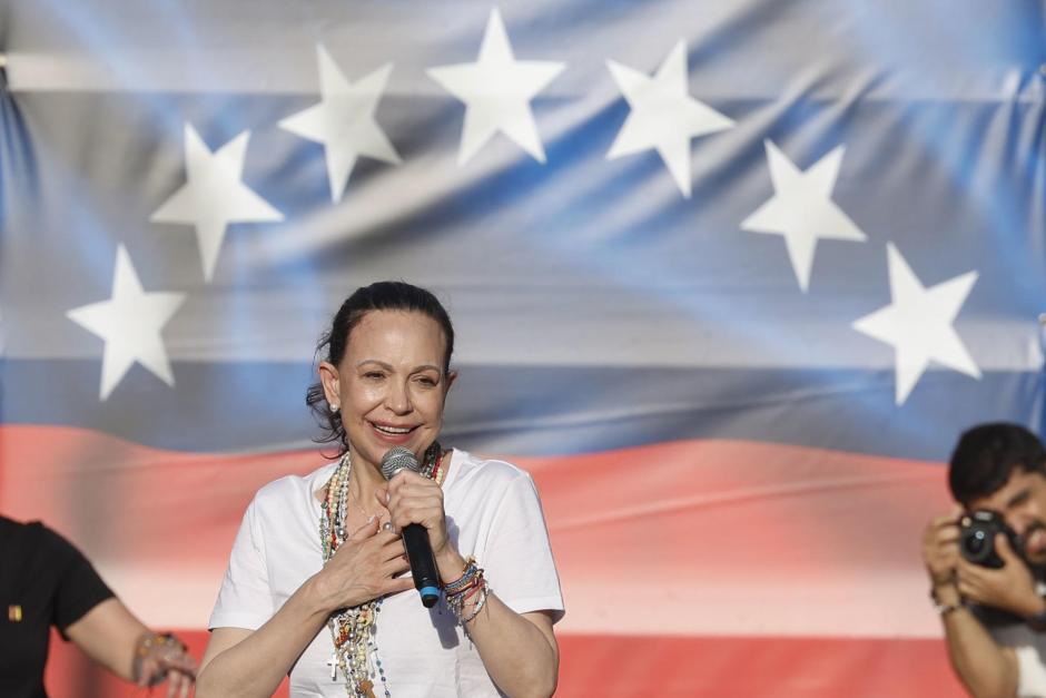 FOTODELDÍA - MADRID, 18/04/2026.- María Corina Machado, la líder opositora venezolana, durante un encuentro con la comunidad de su país en España, este sábado en la Puerta del Sol, en Madrid. EFE/Javier Lizón