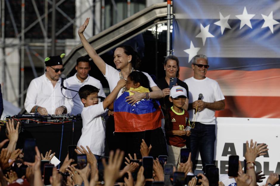 MADRID, 18/04/2026.- María Corina Machado, la líder opositora venezolana, durante un encuentro con la comunidad de su país en España, este sábado en la Puerta del Sol, en Madrid. EFE/ Javier Lizón