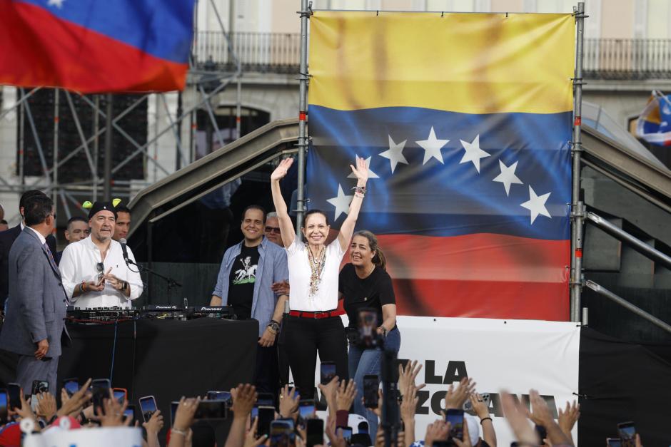 MADRID, 18/04/2026.- María Corina Machado, la líder opositora venezolana y premio Nobel de la Paz, durante un encuentro con la comunidad de su país en España, este sábado en la Puerta del Sol, en Madrid. EFE/ Javier Lizón