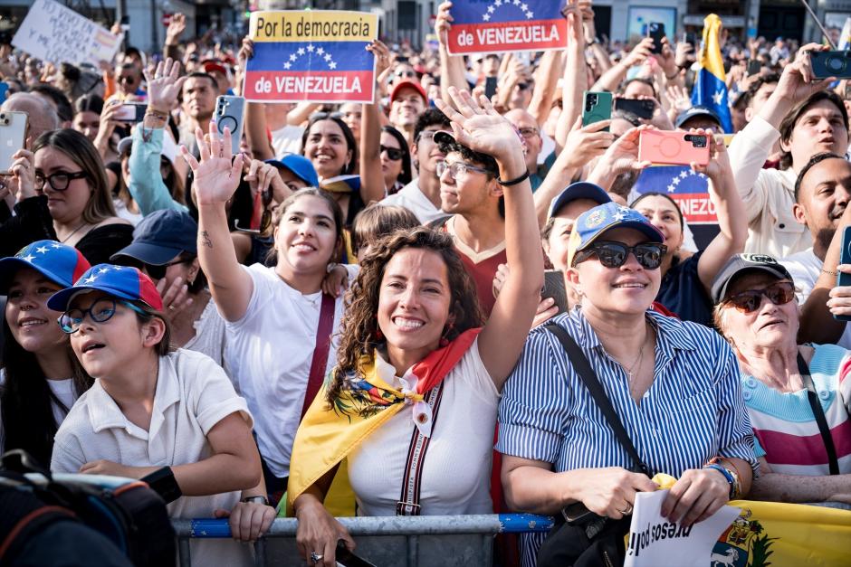 La diáspora venezolana saluda durante un encuentro con la líder opositora venezolana, María Corina Machado, en la Puerta del Sol, a 18 de abril de 2026, en Madrid (España). Machado visita España para reencontrarse con sus conciudadanos residentes en el país así como con varios líderes políticos y recibir la Medalla de Oro de la Comunidad de Madrid.

Diego Radamés / Europa Press
18 ABRIL 2026;VENEZUELA;VENEZOLANOS;NOBEL;PAZ;MARÍA CORINA;DIÁSPORA;COMUNIDAD VENEZOLANA;
18/4/2026