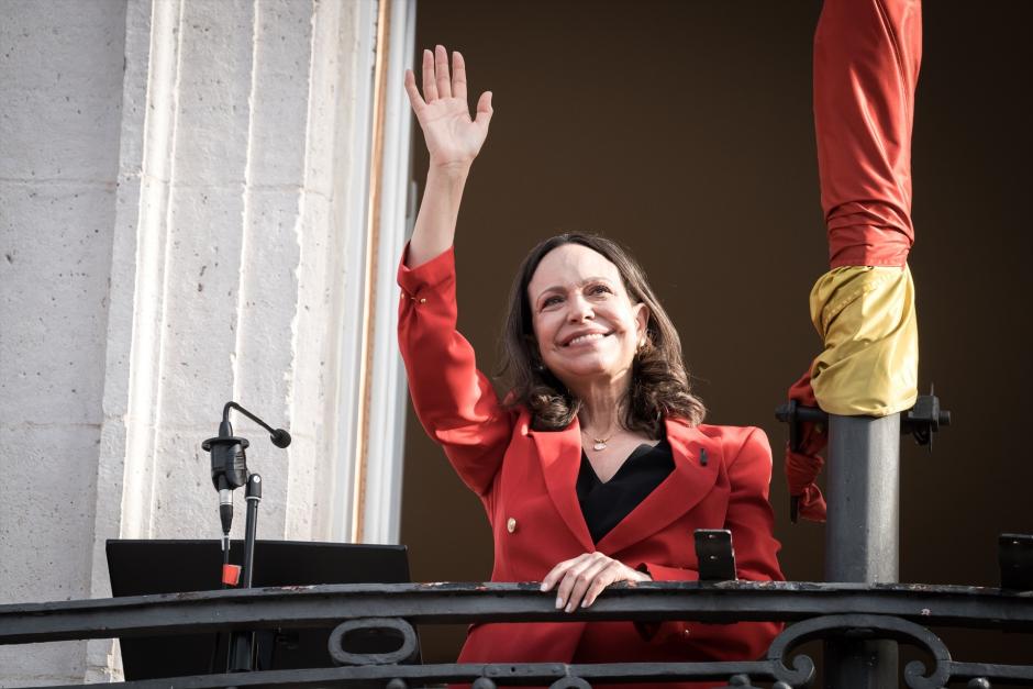 La líder opositora venezolana, María Corina Machado, saluda durante un encuentro con la diáspora venezolana, en la Puerta del Sol, a 18 de abril de 2026, en Madrid (España). Machado visita España para reencontrarse con sus conciudadanos residentes en el país así como con varios líderes políticos y recibir la Medalla de Oro de la Comunidad de Madrid.

Diego Radamés / Europa Press
18 ABRIL 2026;VENEZUELA;VENEZOLANOS;NOBEL;PAZ;MARÍA CORINA;DIÁSPORA;COMUNIDAD VENEZOLANA;
18/4/2026