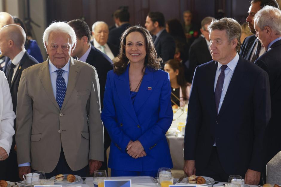 El líder del Partido Popular, Alberto Núñez-Feijóo (d), junto a la líder opositora venezolana y Nobel de la Paz María Corina Machado (c) y el expresidente del Gobierno Felipe González