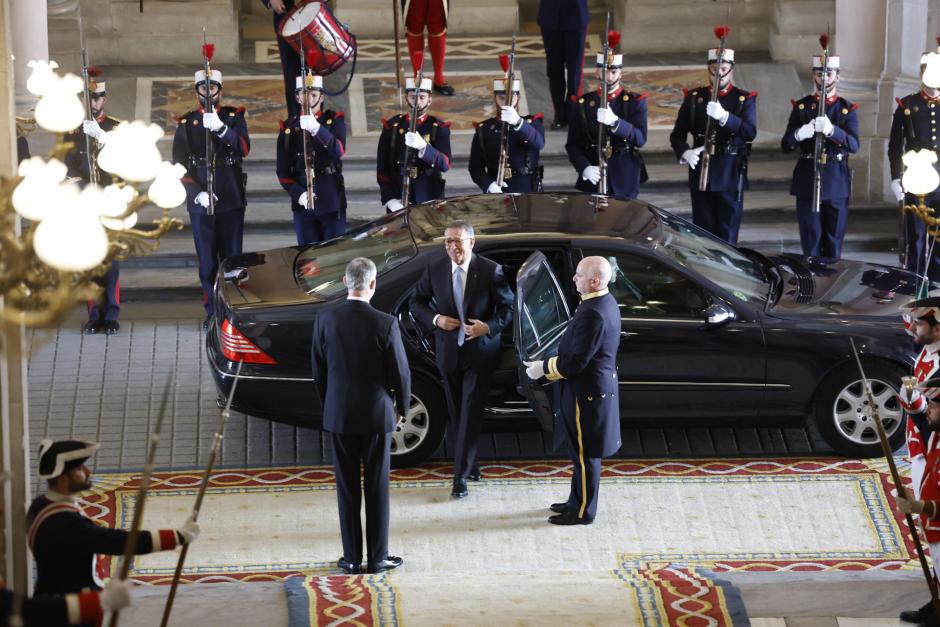 Don Felipe recibe al presidente de Portugal a pie de coche en el Zaguán de Embajadores