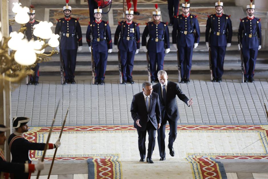 Don Felipe invita a subir la escalera al presidente de Portugal