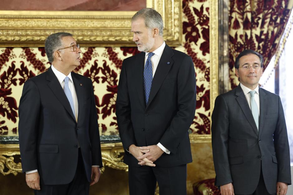 MADRID, 20/04/2026.- El rey Felipe VI y el nuevo presidente de Portugal, António José Seguro (i), este lunes en el Palacio Real, donde ambos jefes de Estado mantienen un encuentro y asisten a un almuerzo con motivo del viaje oficial de Seguro a España. Junto a ellos, el ministros de Exteriores de España, José Manuel Albares (d). EFE/ Chema Moya