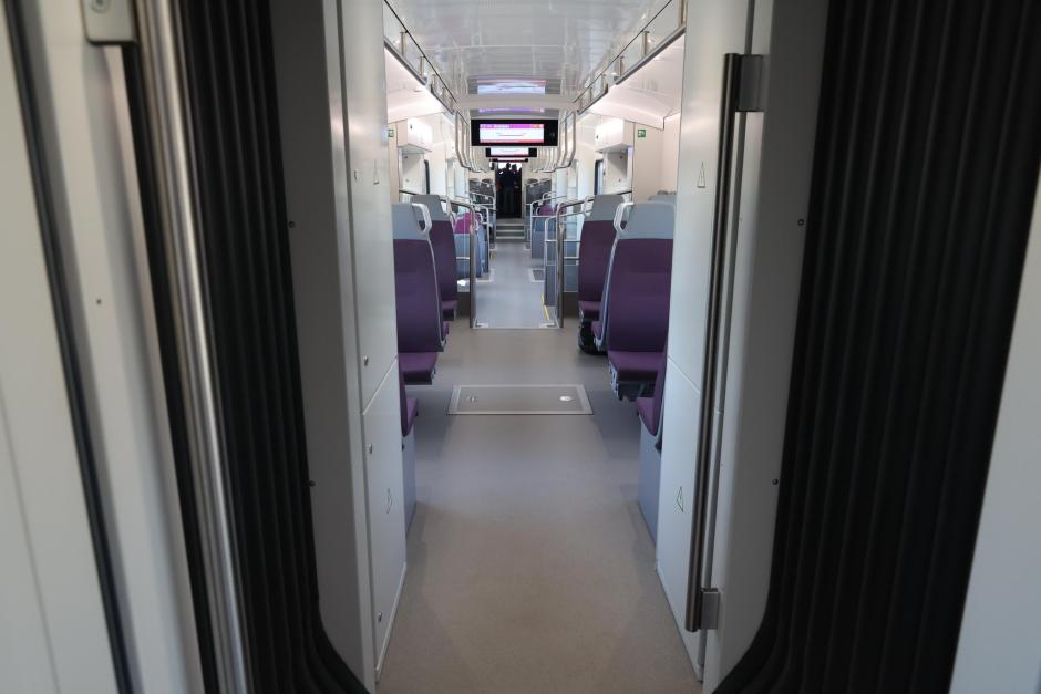 Interior de uno de los nuevos trenes Stadler para Cercanías Madrid