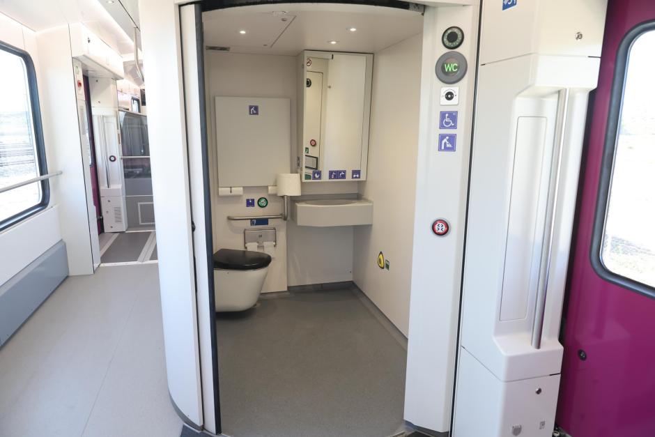 Interior de uno de los nuevos trenes Stadler para Cercanías Madrid