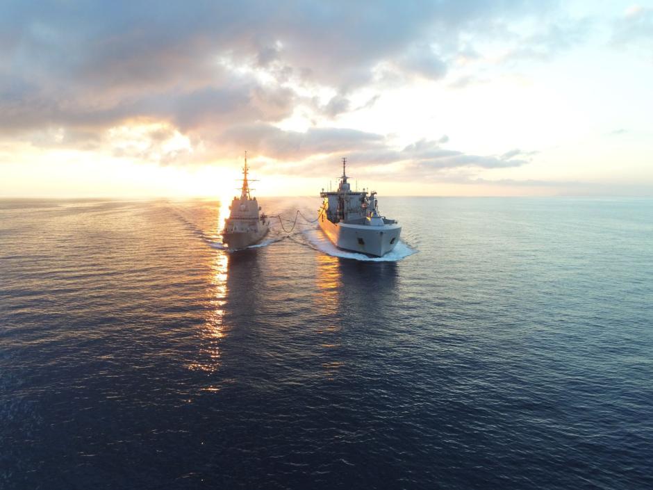 Imagen del abastecimiento del BRF Jacques Chevallier a la fragata española Méndez Núñez