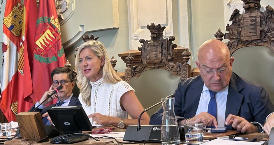 La portavoz de Vox en el Ayuntamiento de Valladolid y teniente de alcalde, Irene Carvajal, interviene en presencia del alcalde, el 'popular' Jesús Julio Carnero