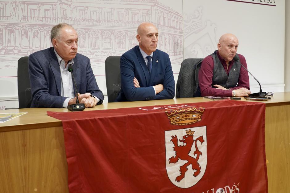 El alcalde de León, José Antonio Diez, presenta el V Camino a la Libertad junto al portavoz del Grupo Municipal de Unión del Pueblo Leonés, Eduardo López Sendino, y Carlos González, de Conceyu País Llionés