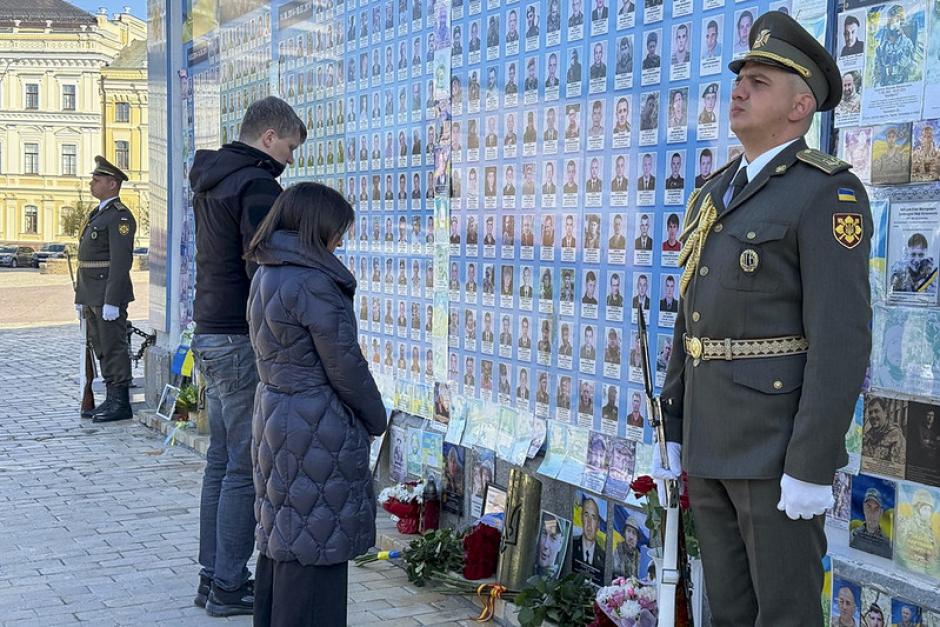 Ofrenda floral en el muro de la Catedral Mijailivsky