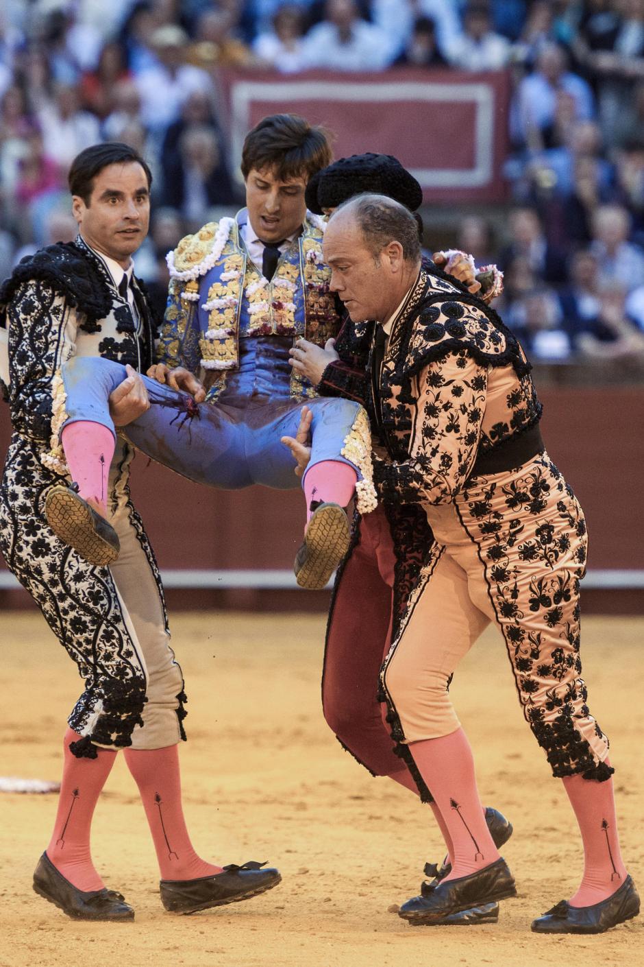 La duración del zarandeo invitaba a pensar que el diestro tenía herida por asta de toro, como finalmente fue.